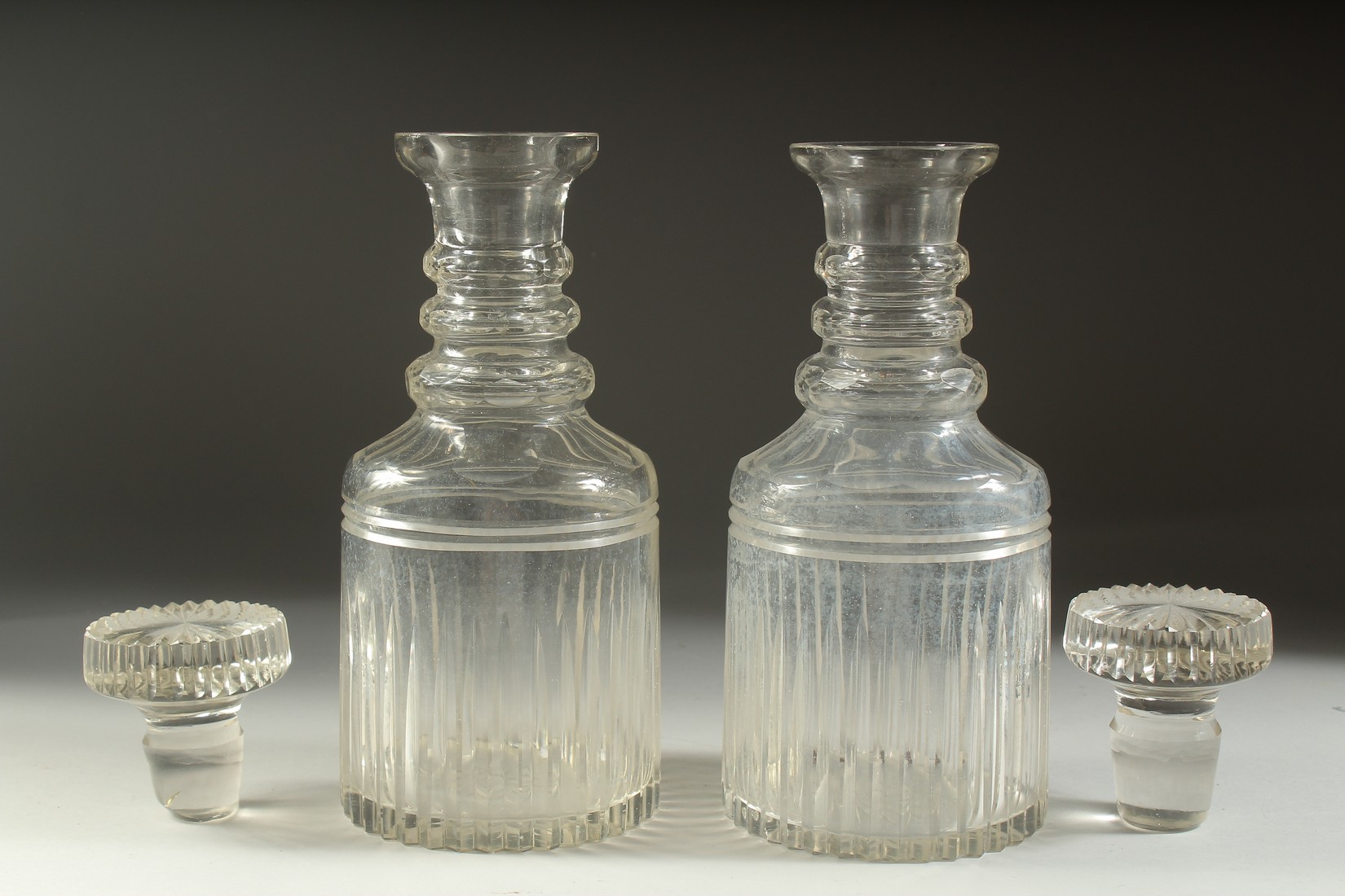 A GOOD PAIR OF LARGE GEORGIAN GLASS DECANTERS AND STOPPERS. 11.5ins high. - Bild 4 aus 5