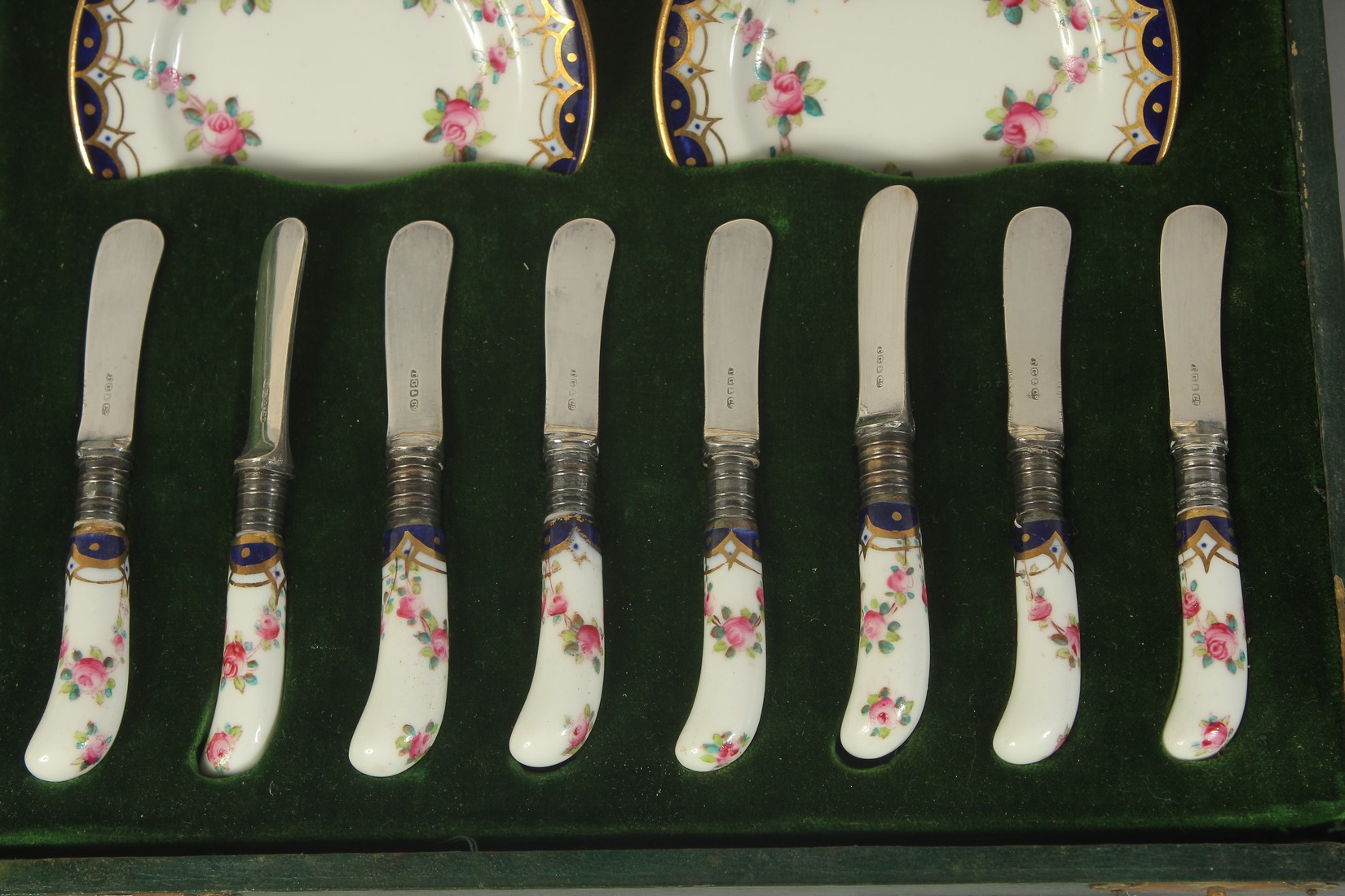 A GOOD SET OF SIX CAKE PLATES AND SIX KNIVES with blue borders, painted with roses. Related to T. - Bild 2 aus 6