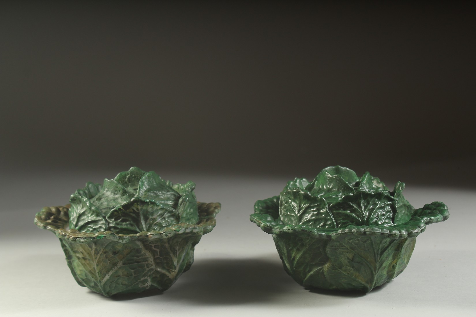 TWO GLASS CABBAGE BOXES AND COVERS. 6ins diameter. - Bild 2 aus 3