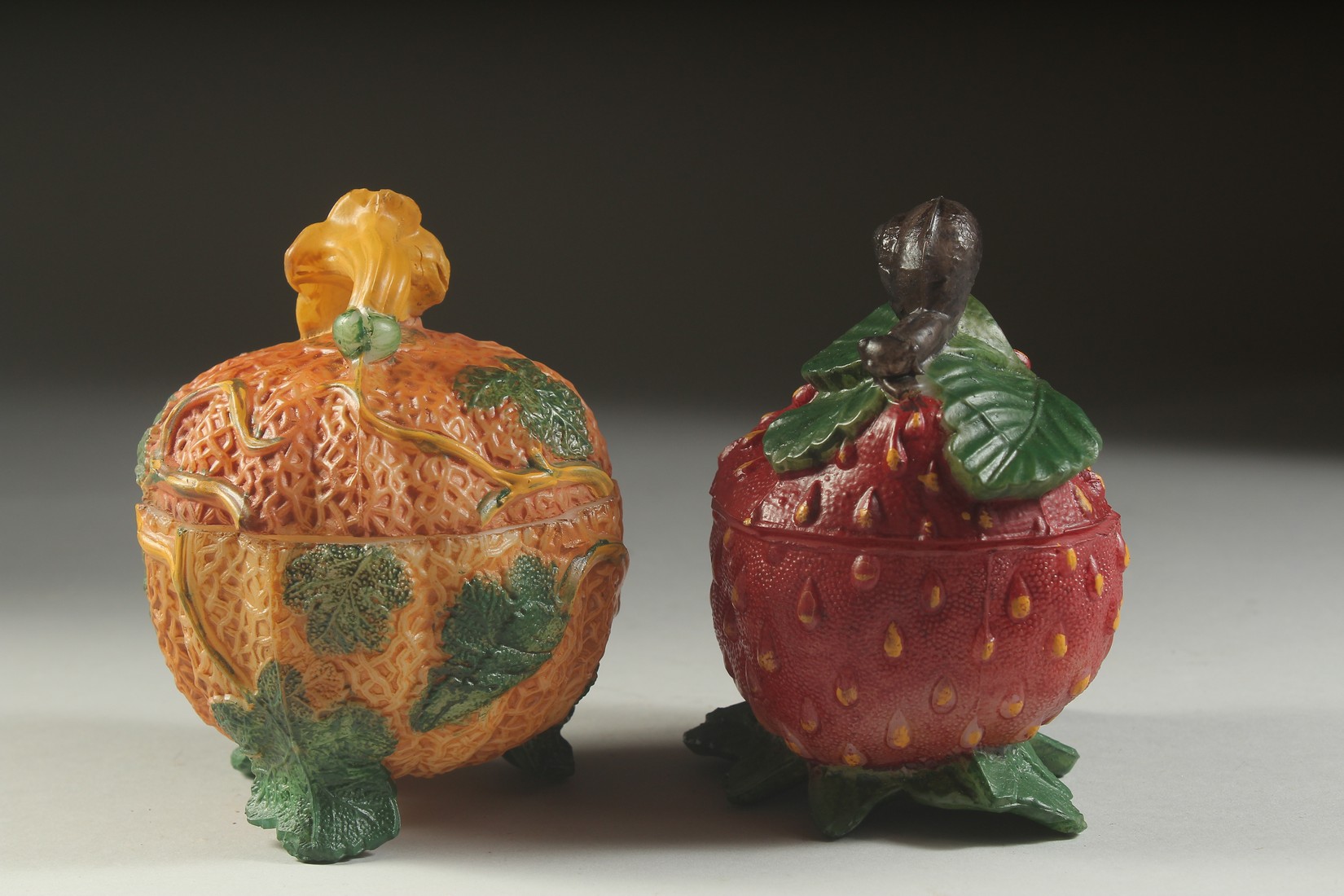 A GLASS PUMPKIN AND STRAWBERRY POT AND COVER. 6ins high. - Bild 4 aus 5