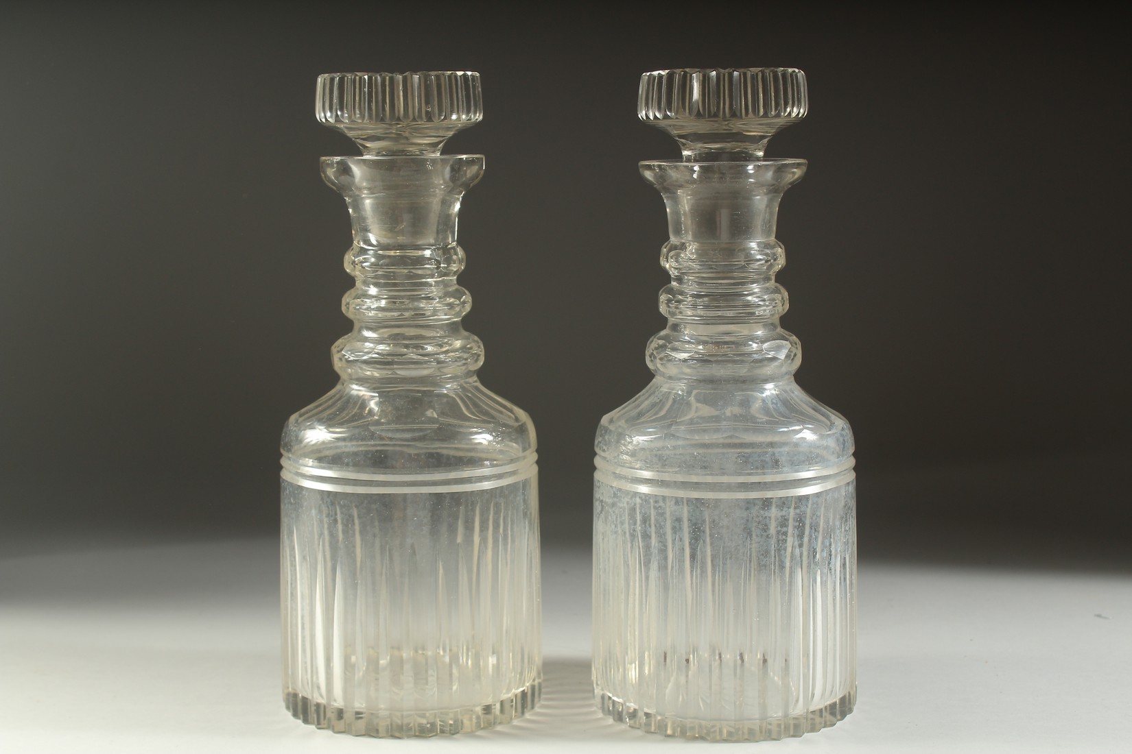 A GOOD PAIR OF LARGE GEORGIAN GLASS DECANTERS AND STOPPERS. 11.5ins high. - Bild 3 aus 5