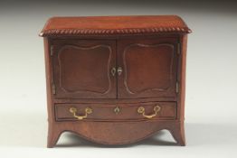 A GOOD GEORGE III DESIGN MAHOGANY SERPENTINE FRONTED CABINET with gadrooned edges, the front with