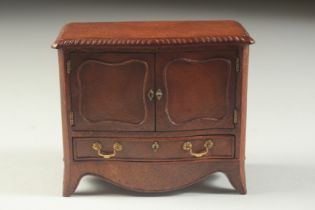 A GOOD GEORGE III DESIGN MAHOGANY SERPENTINE FRONTED CABINET with gadrooned edges, the front with