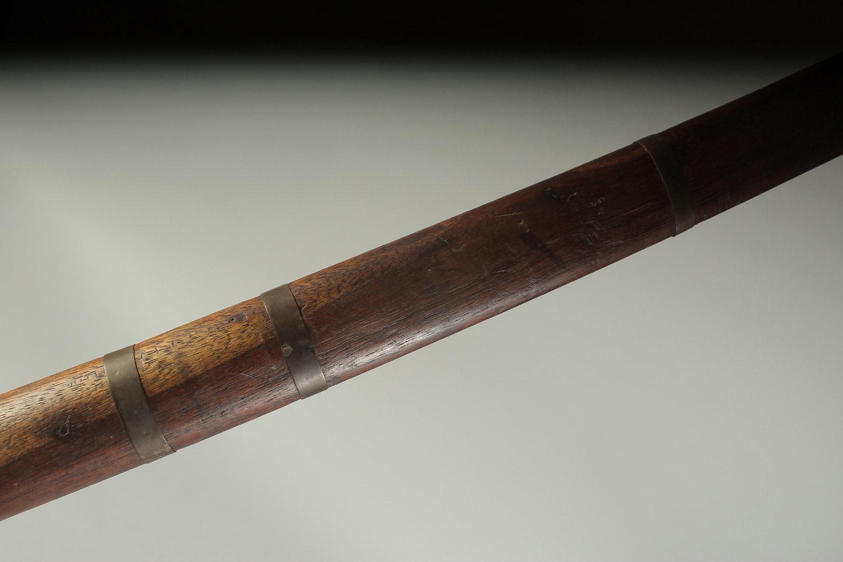 A BURMESE CURVING SWORD in a metal banded sword. 30ins long. - Bild 7 aus 7