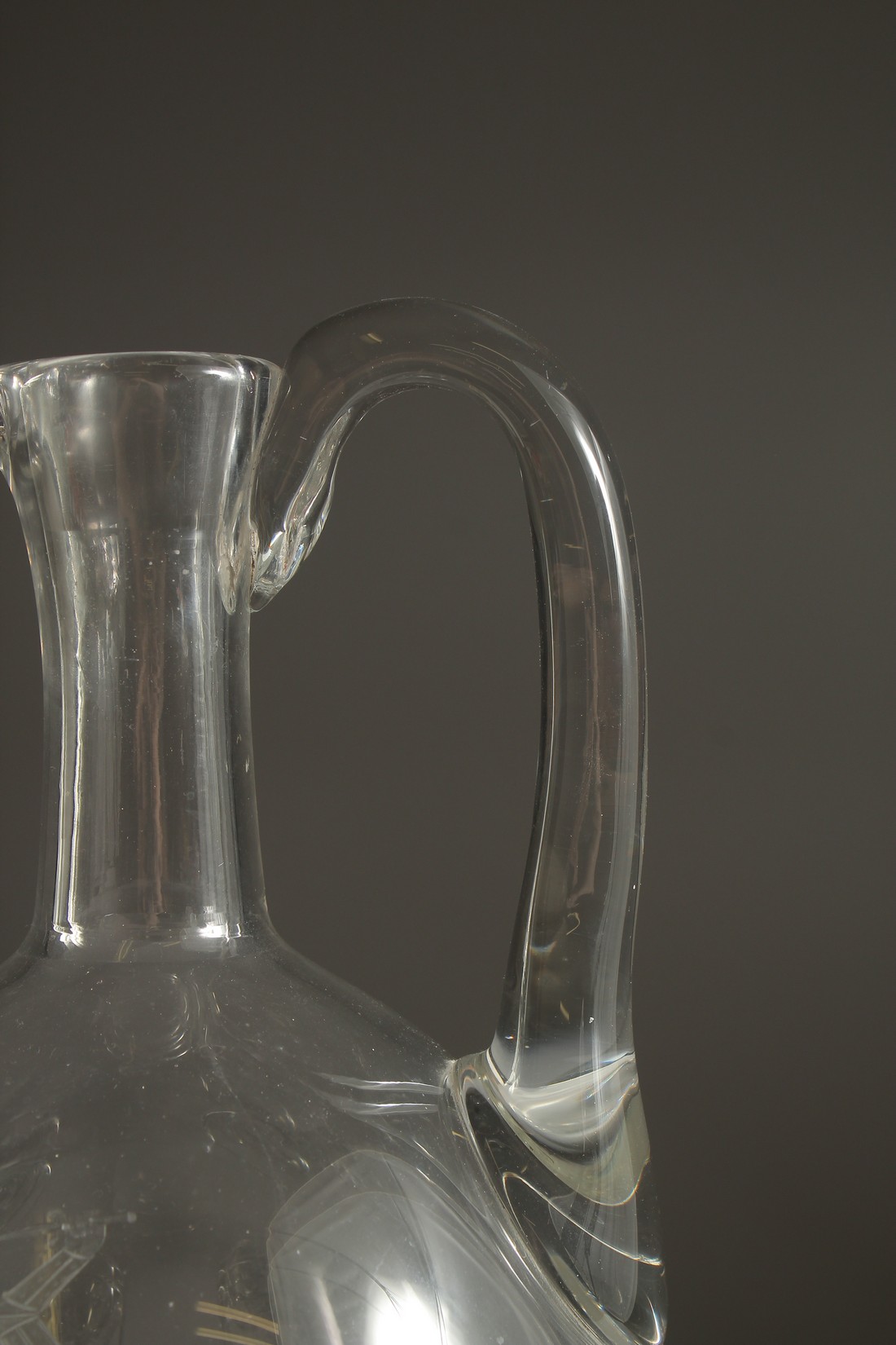 A GOOD VERY LARGE GLASS JUG engraved with a coat of arms and supported on four lion feet. 16ins - Bild 4 aus 7