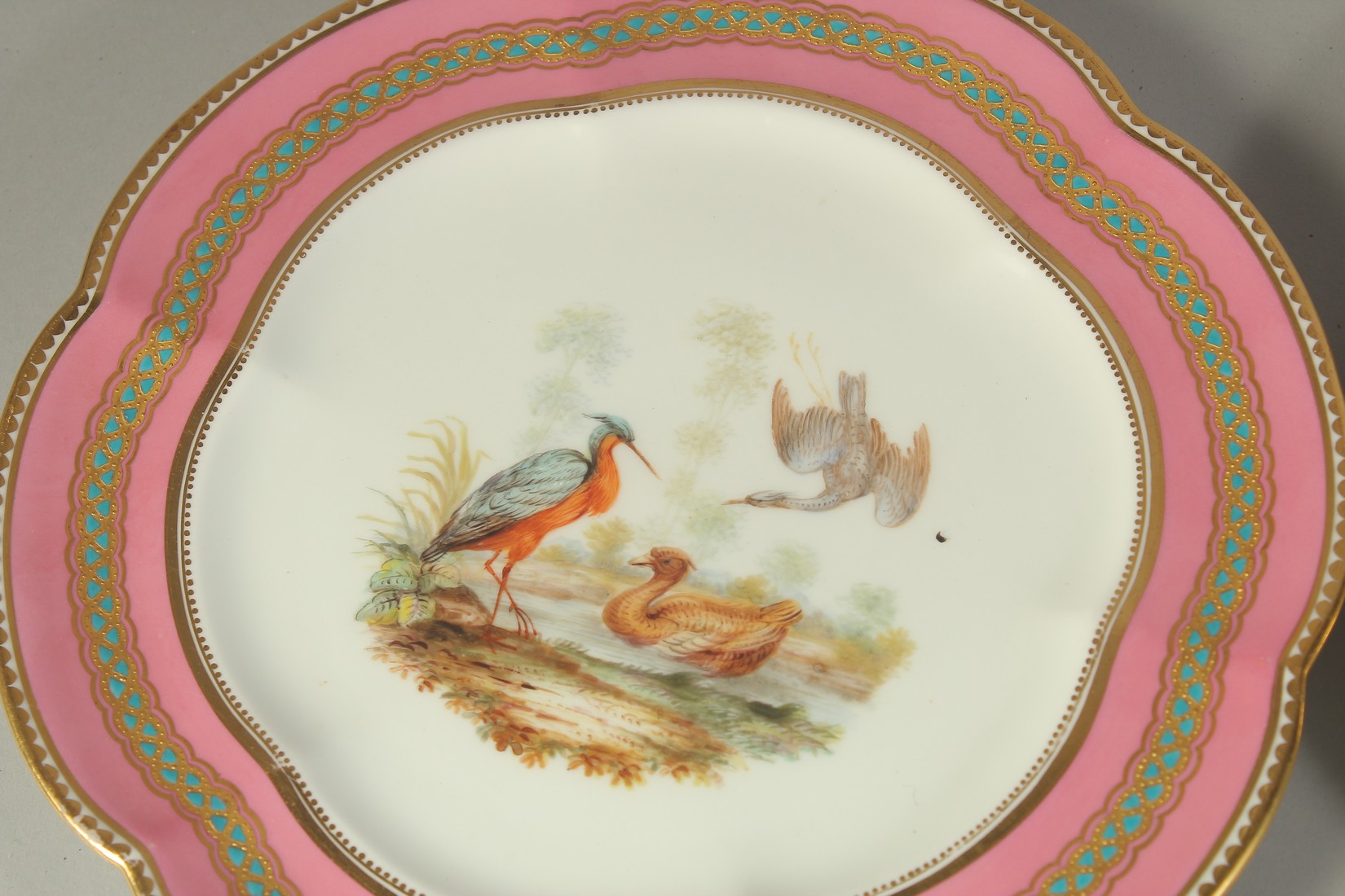 A PAIR OF PLATES painted with birds and three painted with flowers (3). - Bild 2 aus 7