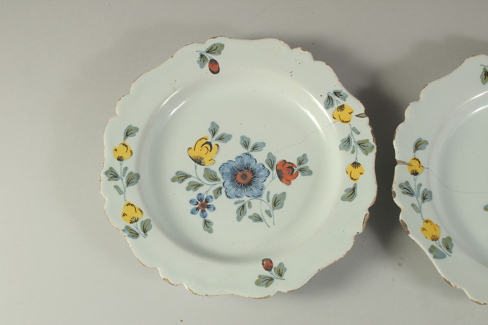 A PAIR OF FLORAL TIN GLAZED PLATES. 9ins diameter. - Bild 2 aus 4