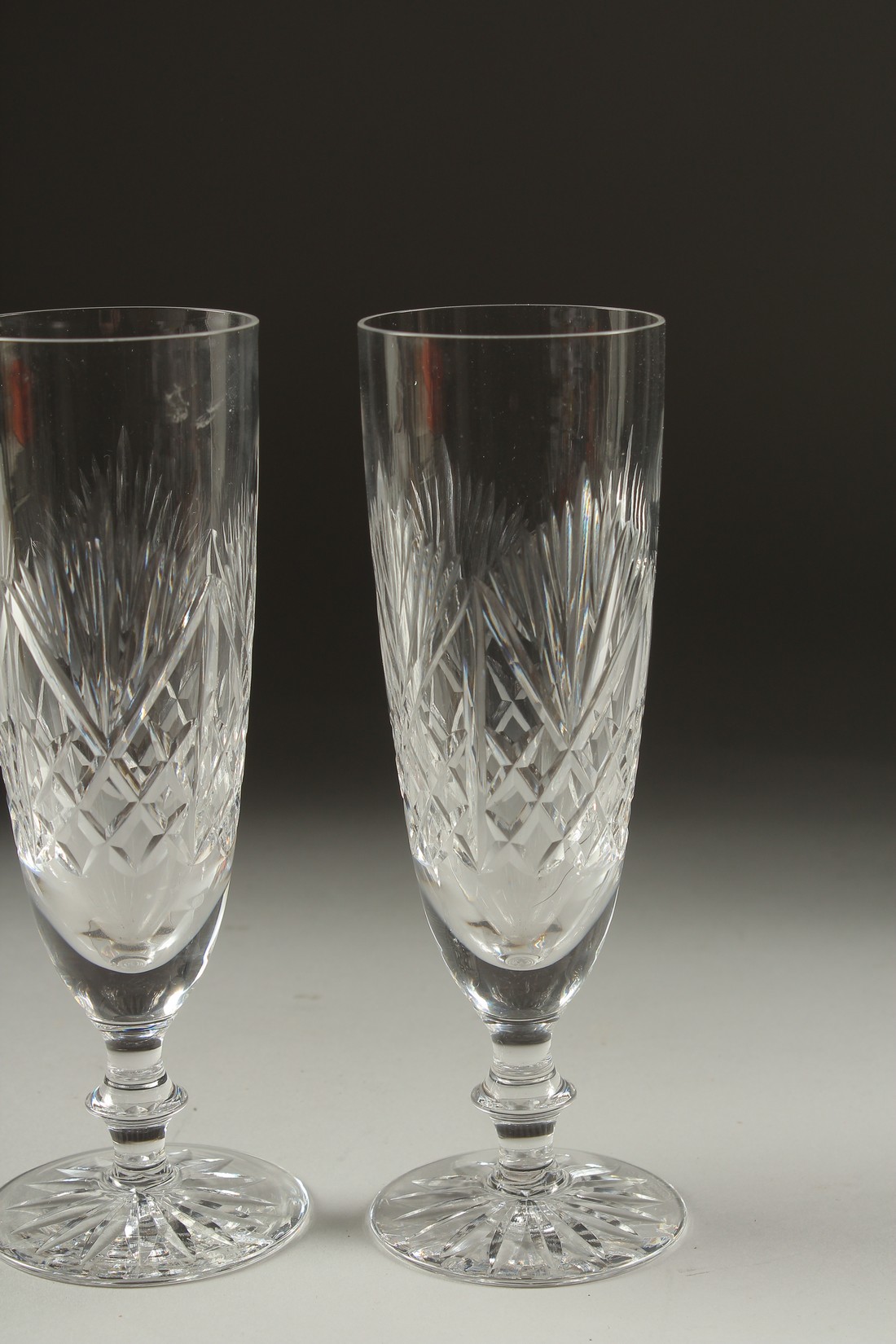 A PAIR OF CUT GLASS WINE FLUTES. - Bild 3 aus 3