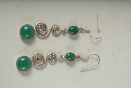 A PAIR OF SILVER AND JADE DECO DROP EARRINGS.