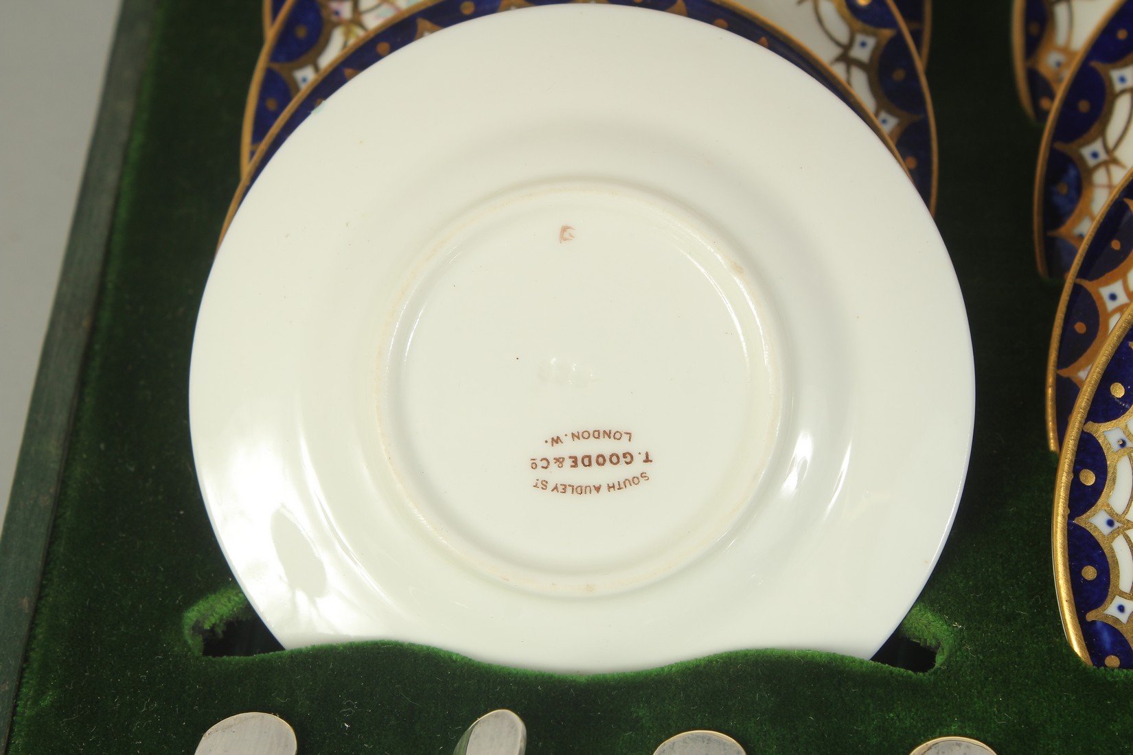 A GOOD SET OF SIX CAKE PLATES AND SIX KNIVES with blue borders, painted with roses. Related to T. - Bild 5 aus 6