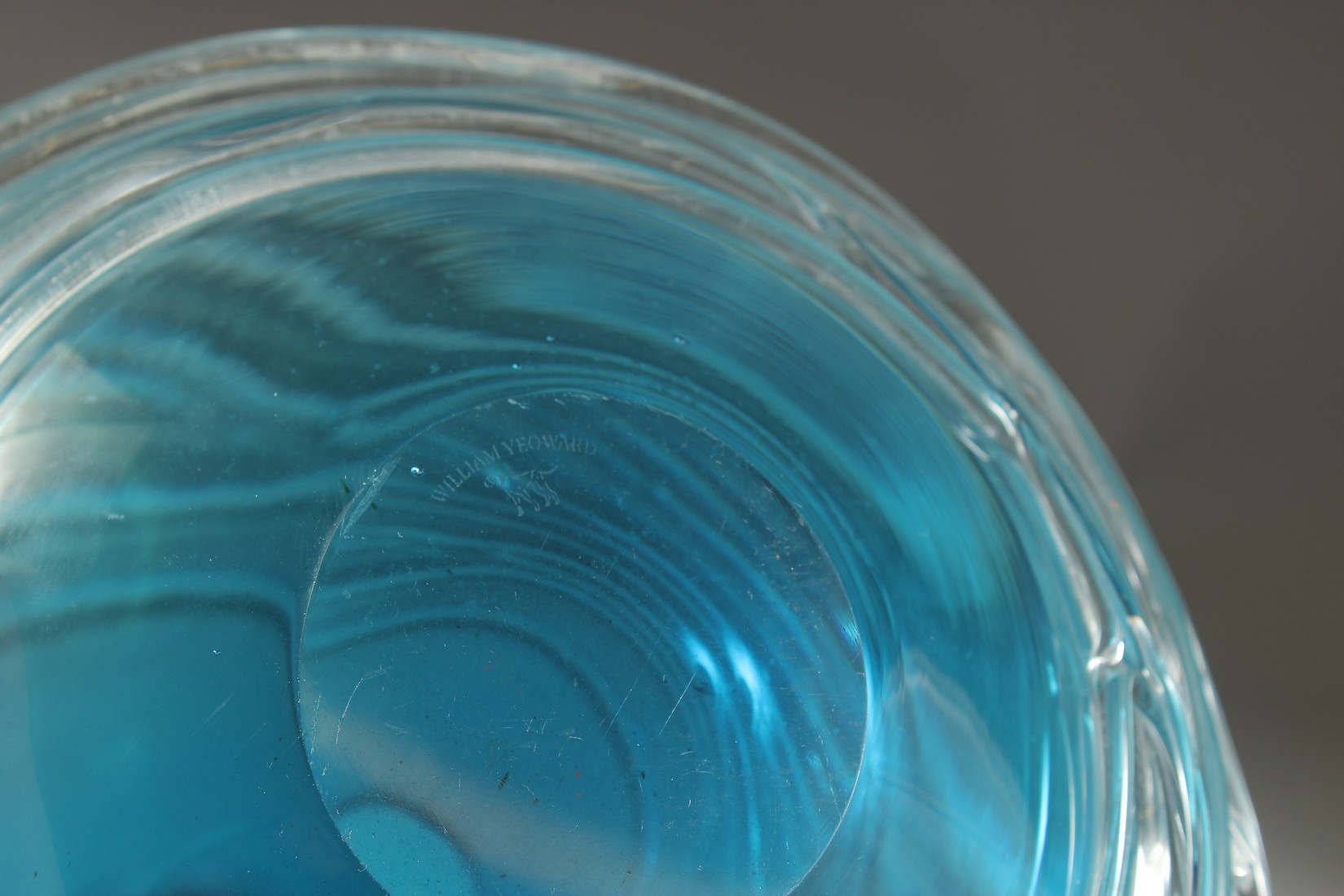 A GOOD WILLIAM YEOWARD BLUE TINTED BULBOUS GLASS VASE. 10.5ins high. - Bild 6 aus 6