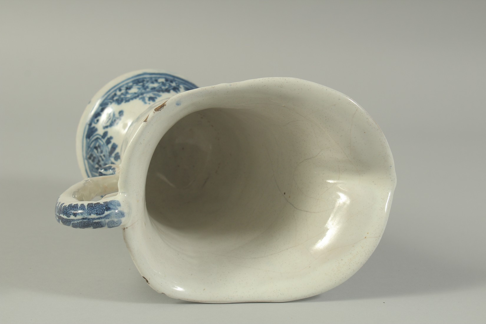 AN 18TH CENTURY ROUEN BLUE AND WHITE DELFT PATTERN JUG with carrying handle. 8ins high. - Bild 5 aus 7