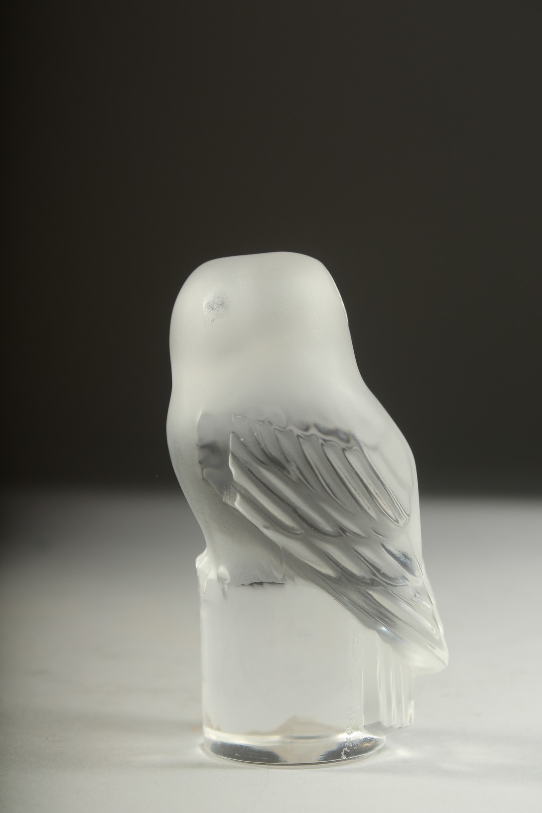 A LALIQUE GLASS OWL. Etched Lalique France. 3.5ins high. - Bild 2 aus 2