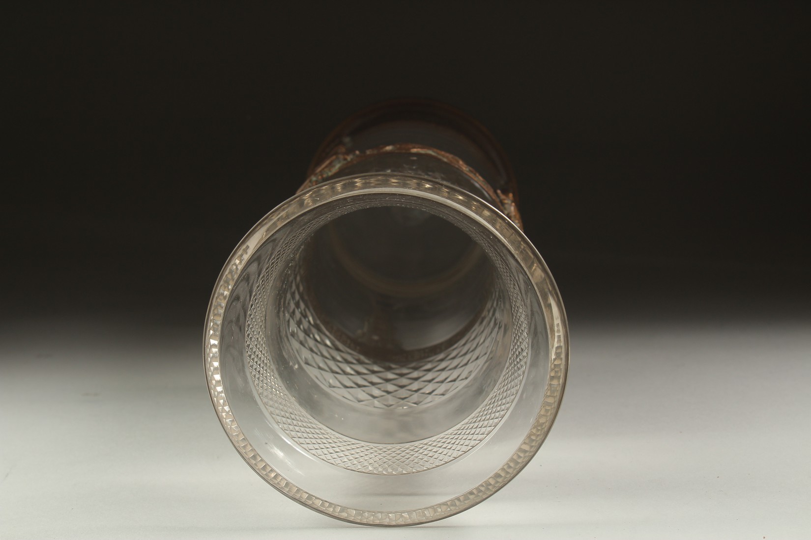 AN 19TH CENTURY FRENCH BRASS AND GLASS VASE. 9.5ins high. - Image 4 of 5