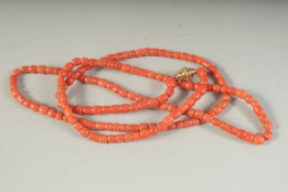 A VERY GOOD CORAL NECKLACE with gold clasp. 46cms long.