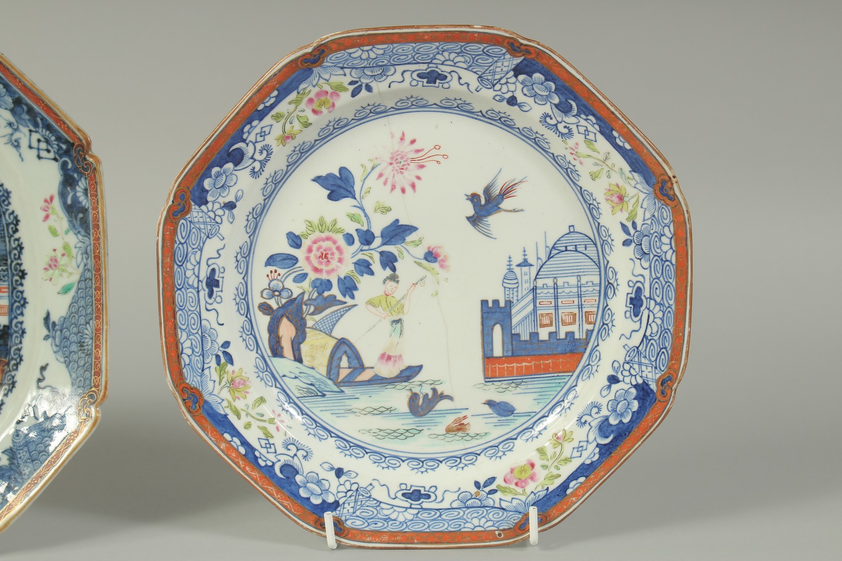 A DERBY PLATE AND EARLIER CHINESE PORCELAIN DISH of the same pattern. Clobbered decoration. Circa - Bild 3 aus 6