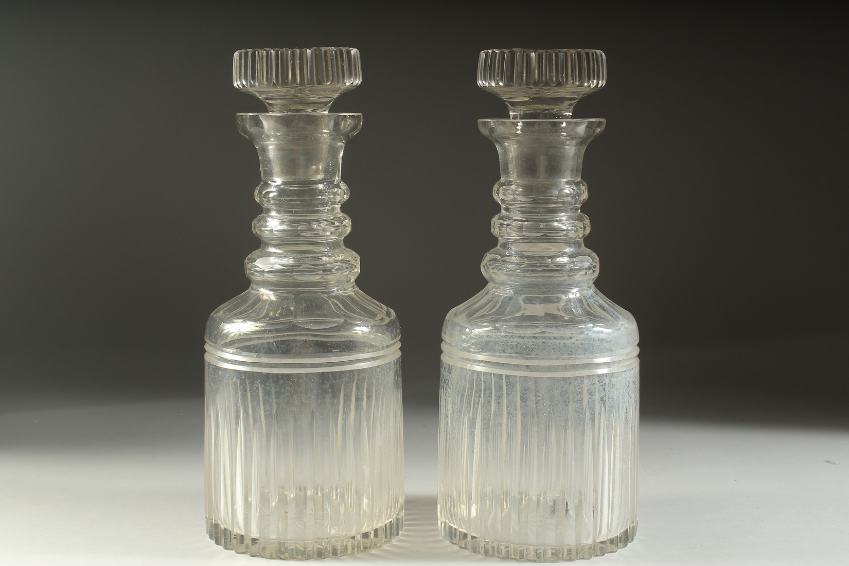 A GOOD PAIR OF LARGE GEORGIAN GLASS DECANTERS AND STOPPERS. 11.5ins high. - Bild 2 aus 5