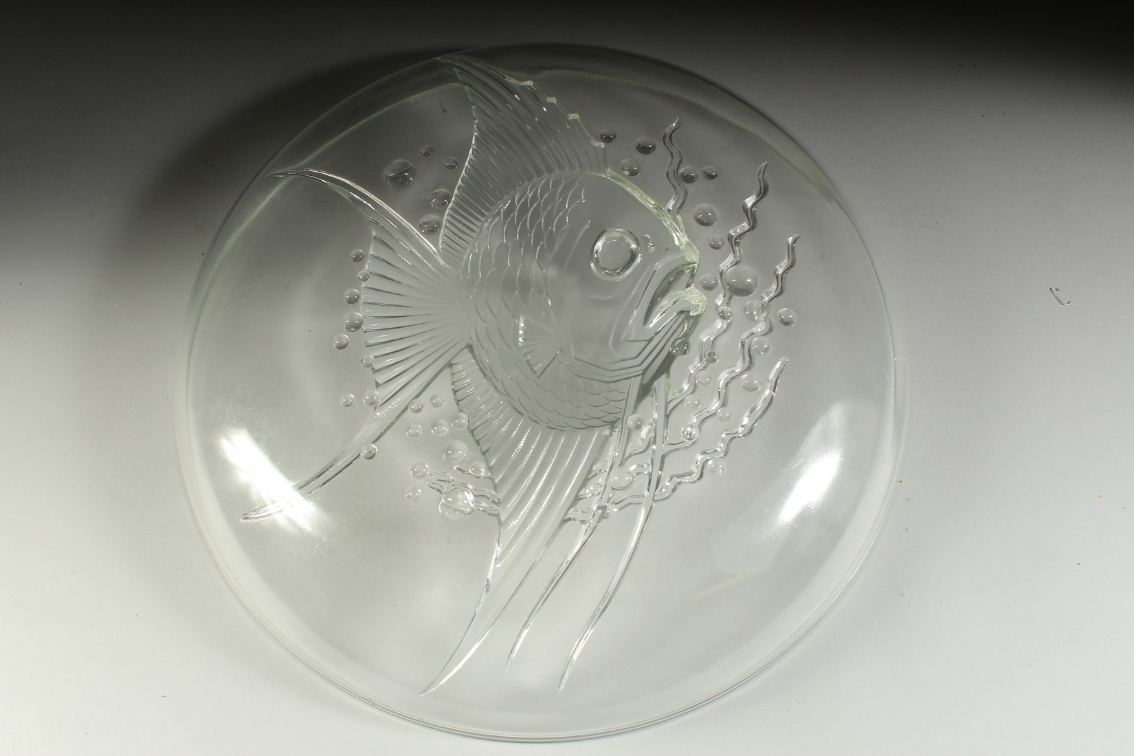 A GOOD LARGE ART DECO GLASS CIRCULAR DISH with a large angel fish in relief. 12ins diameter. - Bild 3 aus 3