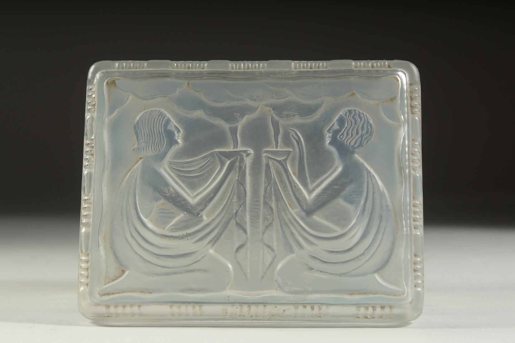 A CASTELLANI FRENCH OPALINE RECTANGULAR BOX AND COVER, the lid with two figures. 4.75ins. - Bild 2 aus 7