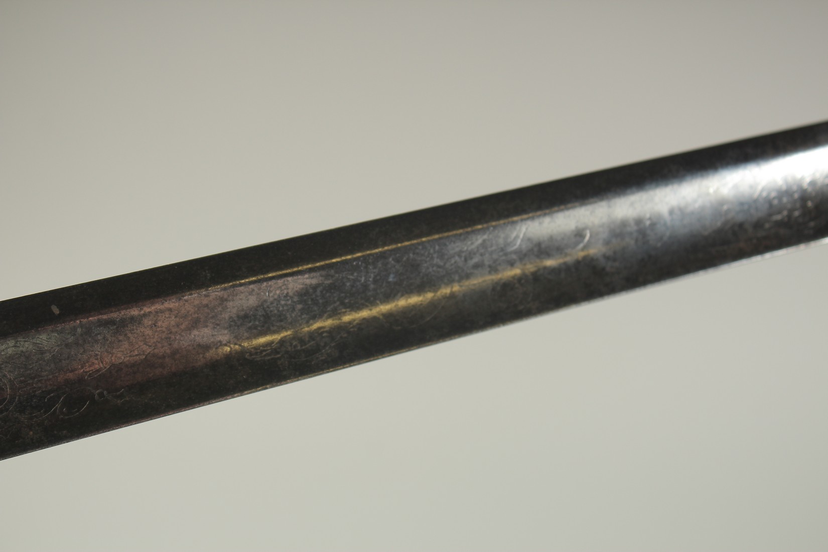 AN EARLY 19TH CENTURY SWORD, CIRCA 1810 - 1820, with engraved blade. - Bild 7 aus 7