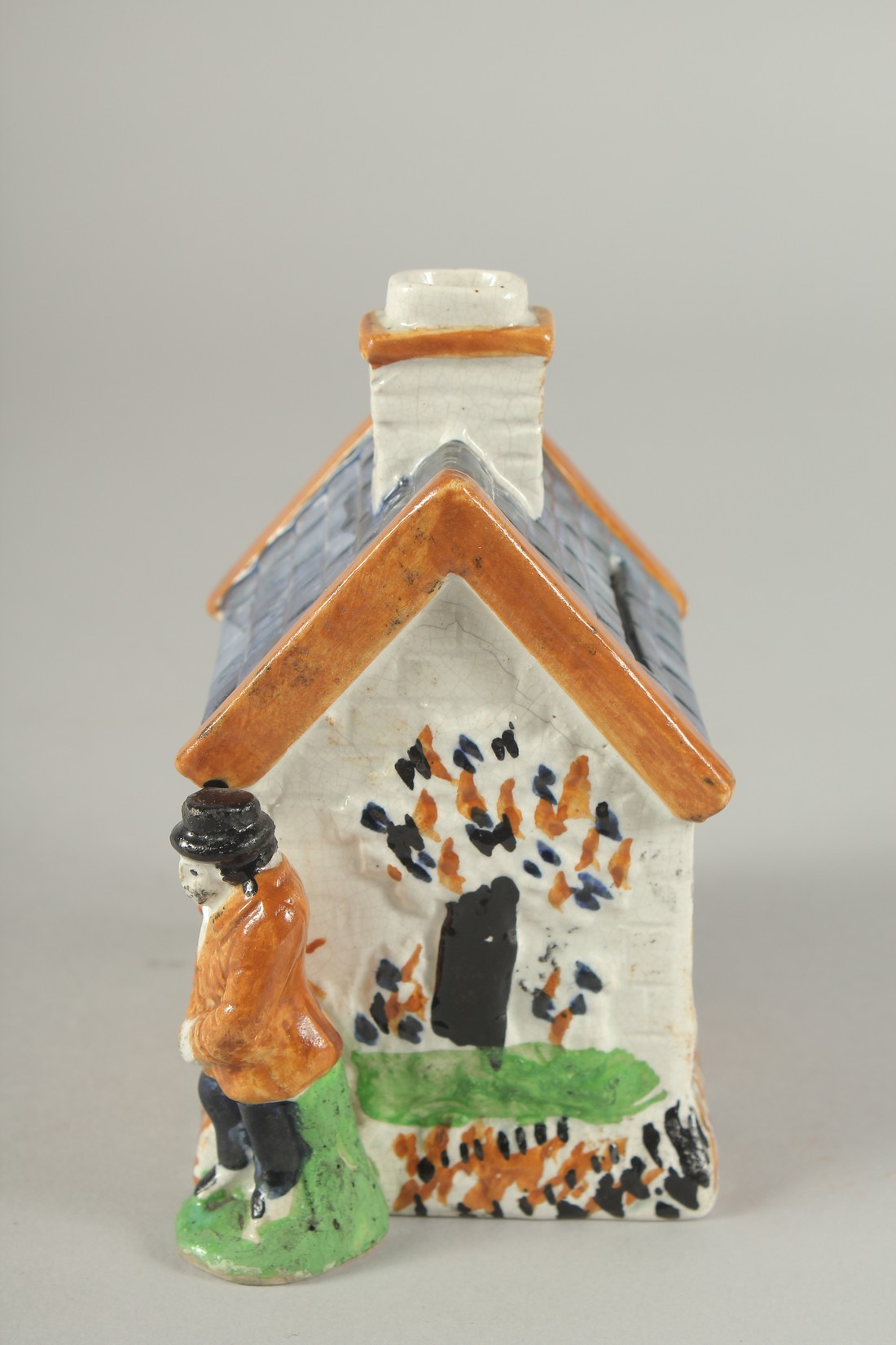 A PRATT WARE POTTERY HOUSE with blue roof, two men standing at the side of the house. 4.5ins high. - Bild 4 aus 5