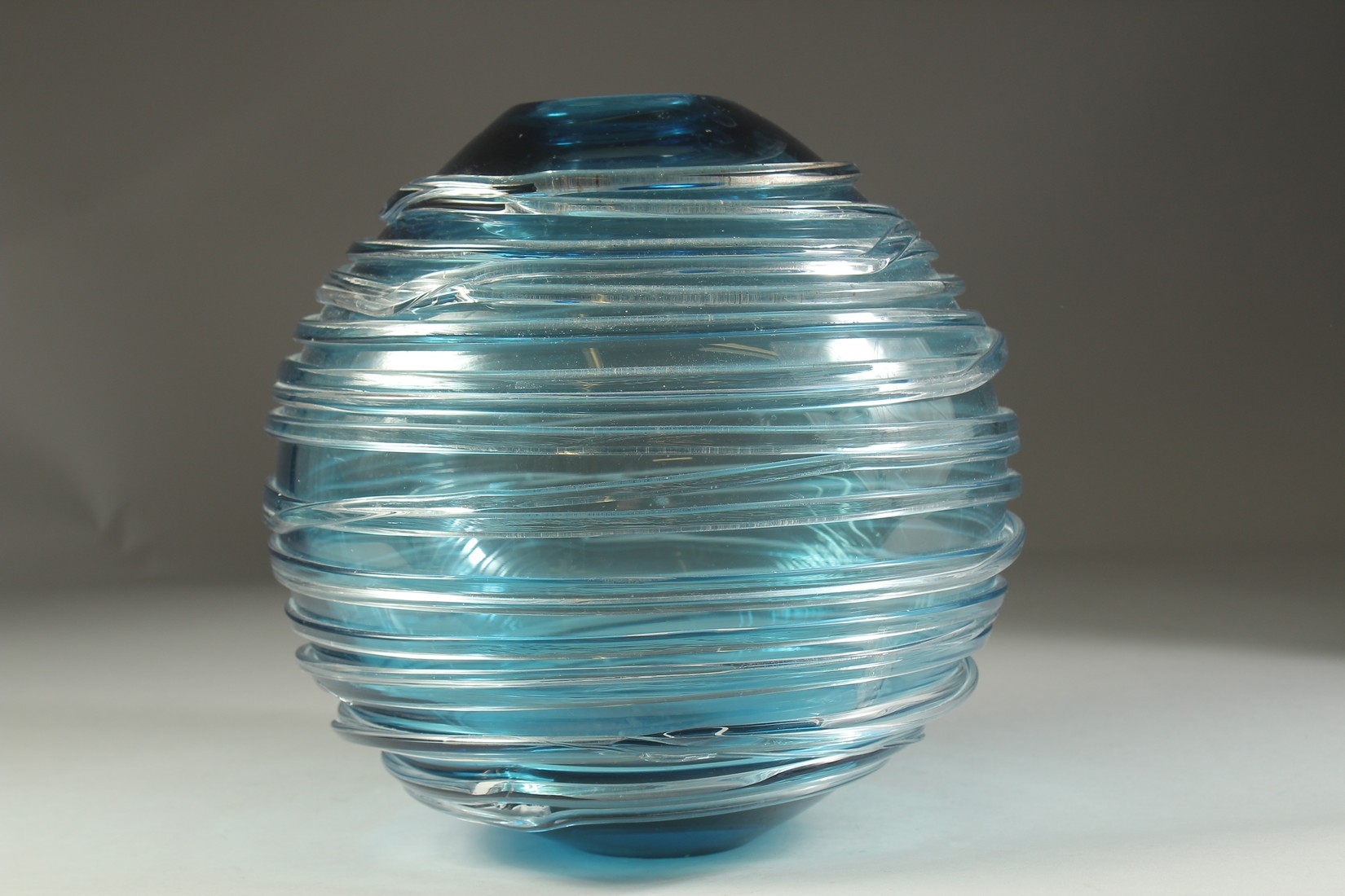 A GOOD WILLIAM YEOWARD BLUE TINTED BULBOUS GLASS VASE. 10.5ins high. - Bild 2 aus 6