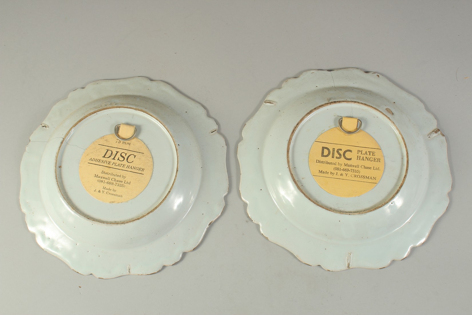 A PAIR OF FLORAL TIN GLAZED PLATES. 9ins diameter. - Bild 4 aus 4