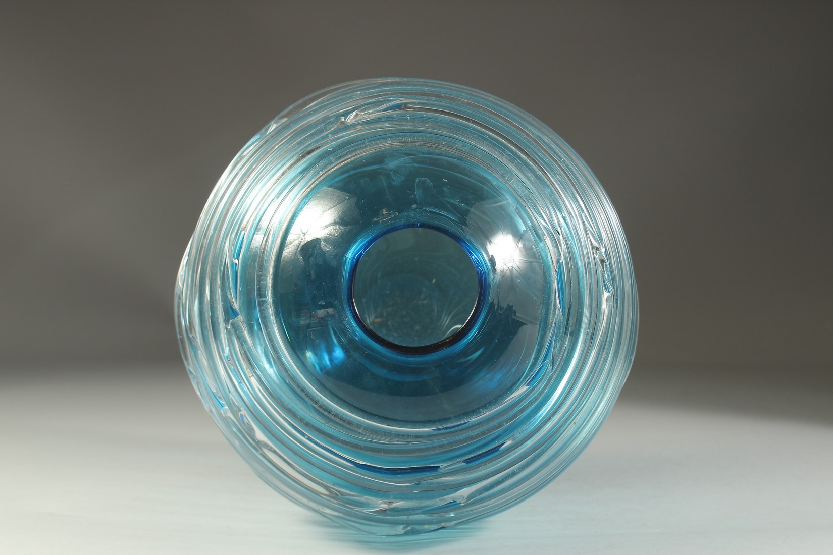 A GOOD WILLIAM YEOWARD BLUE TINTED BULBOUS GLASS VASE. 10.5ins high. - Bild 4 aus 6
