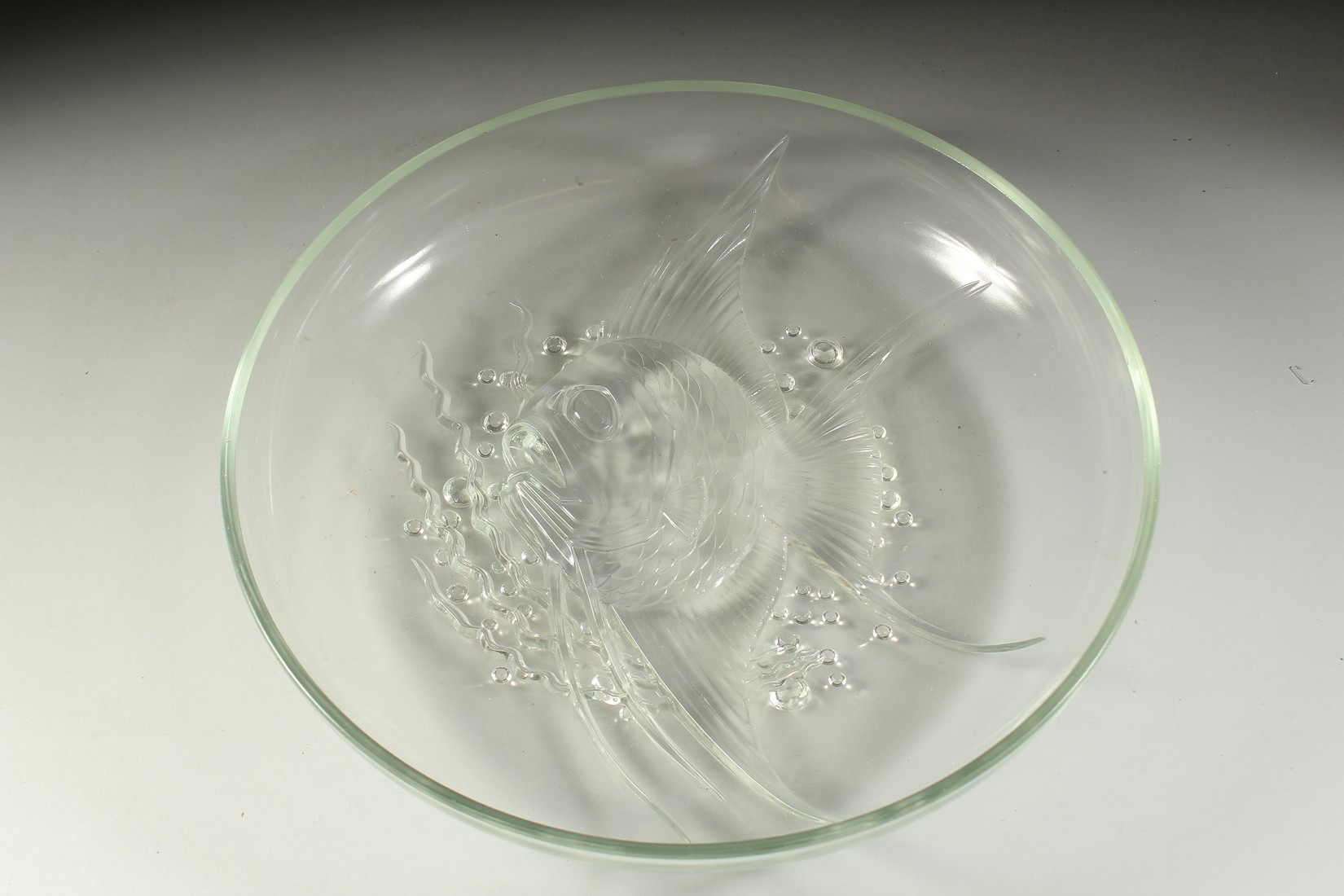 A GOOD LARGE ART DECO GLASS CIRCULAR DISH with a large angel fish in relief. 12ins diameter. - Bild 2 aus 3