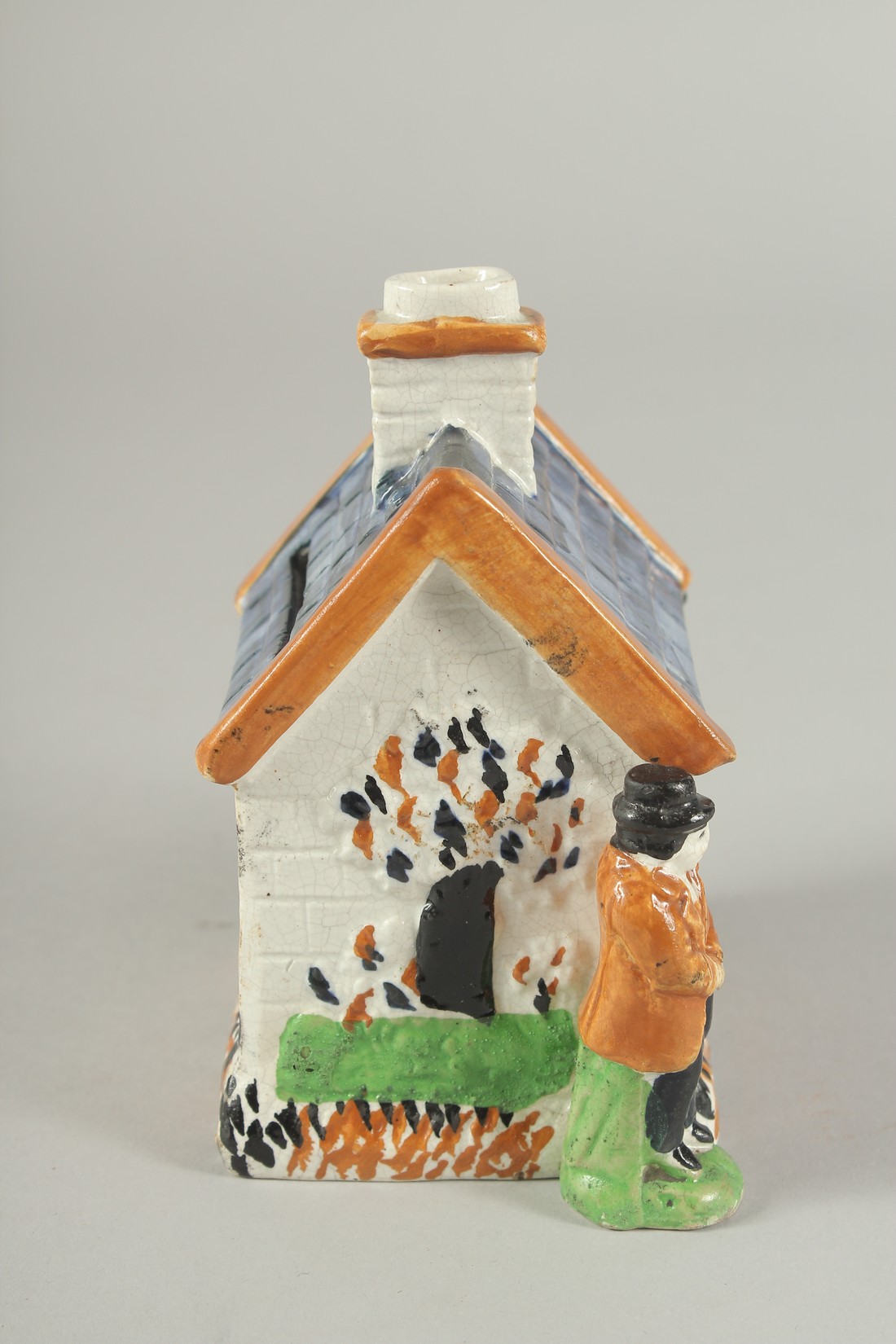 A PRATT WARE POTTERY HOUSE with blue roof, two men standing at the side of the house. 4.5ins high. - Bild 2 aus 5