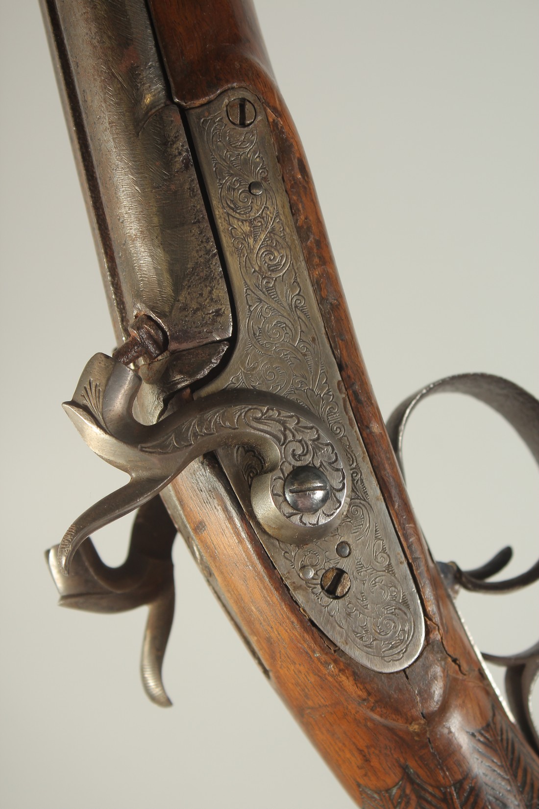 A GERMAN DOUBLE BARRELLED PERCUSSION SPORTING GUN, 18 bore with well carved stock depicting a deer. - Bild 3 aus 10