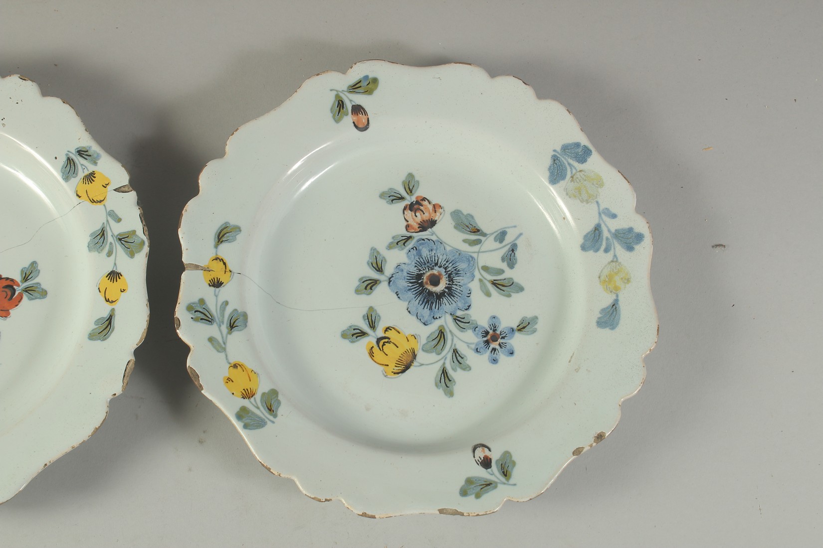 A PAIR OF FLORAL TIN GLAZED PLATES. 9ins diameter. - Bild 3 aus 4