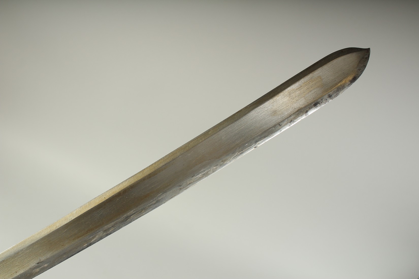 A BURMESE CURVING SWORD in a metal banded sword. 30ins long. - Bild 2 aus 7