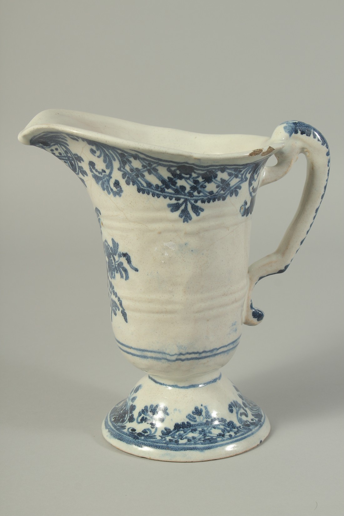 AN 18TH CENTURY ROUEN BLUE AND WHITE DELFT PATTERN JUG with carrying handle. 8ins high. - Bild 3 aus 7