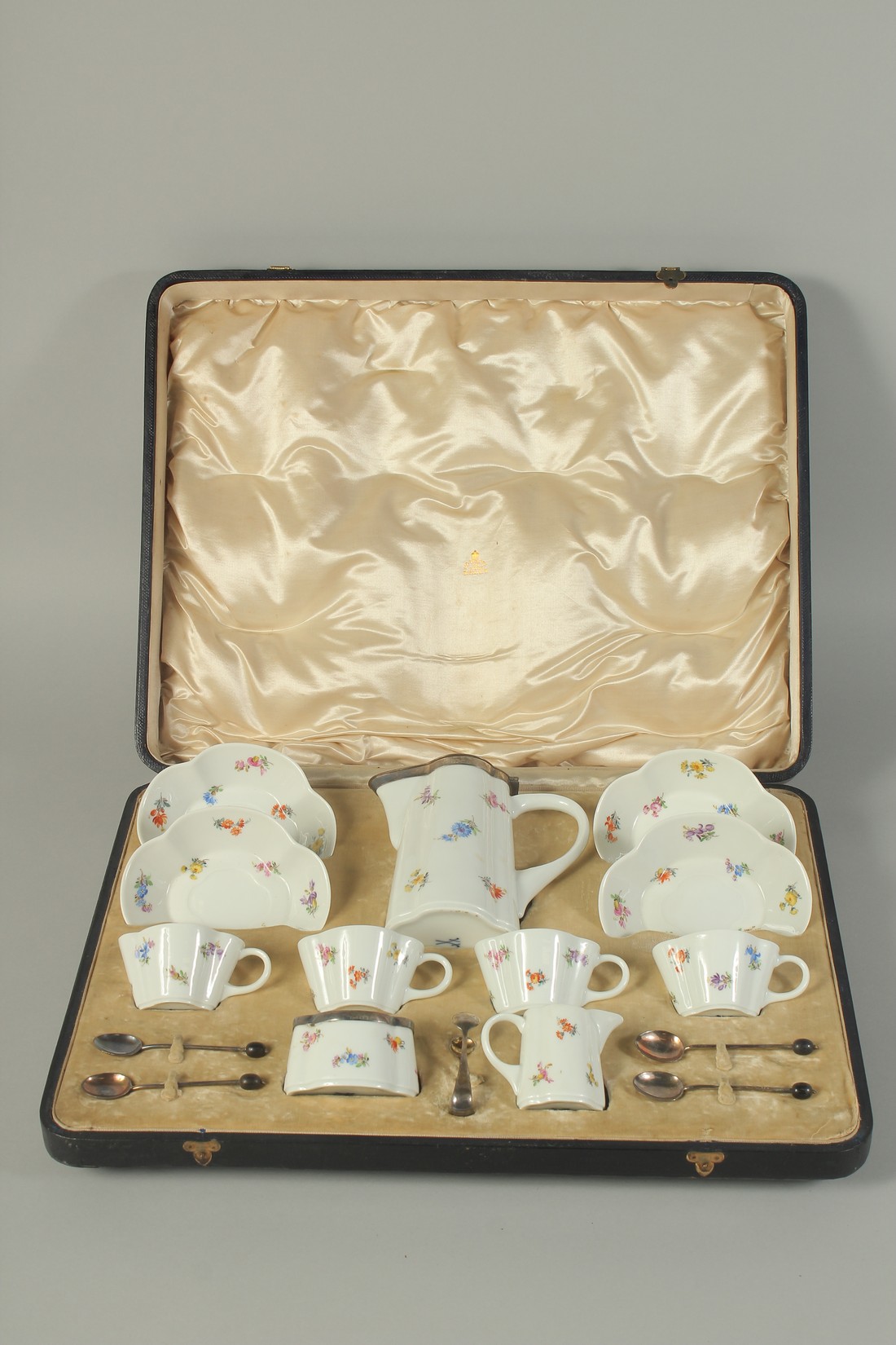 A GOOD MEISSEN PORCELAIN TEA SET in a fitted case, comprising jug with silver mounts, four cups - Bild 8 aus 9
