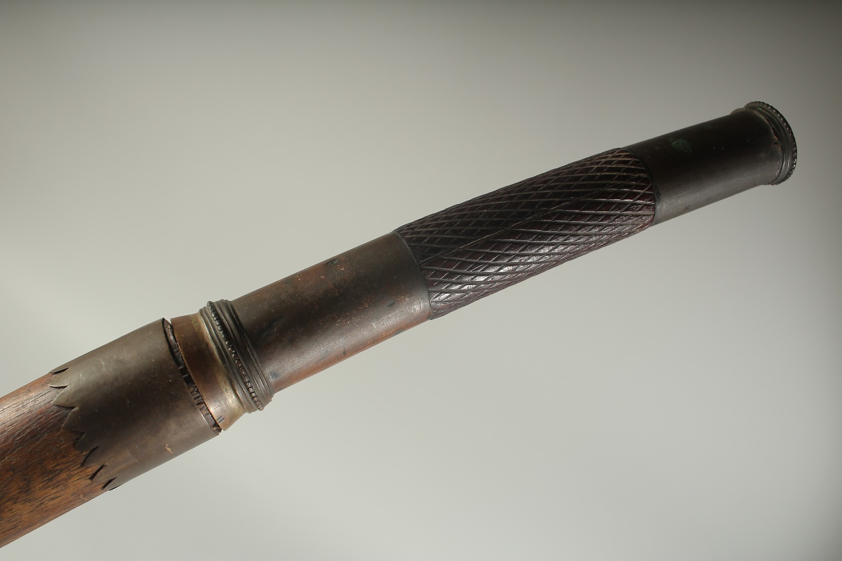 A BURMESE CURVING SWORD in a metal banded sword. 30ins long. - Bild 4 aus 7