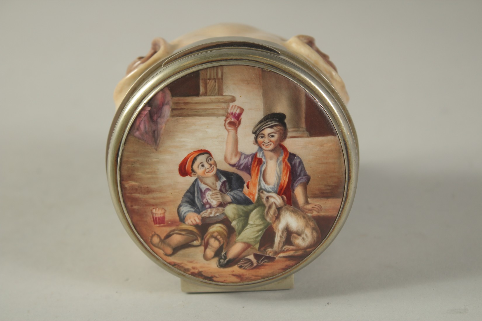 A CONTINENTAL PORCELAIN BOX AND COVER modelled as a pug dog, the lid with a scene after Murillo. - Bild 3 aus 5