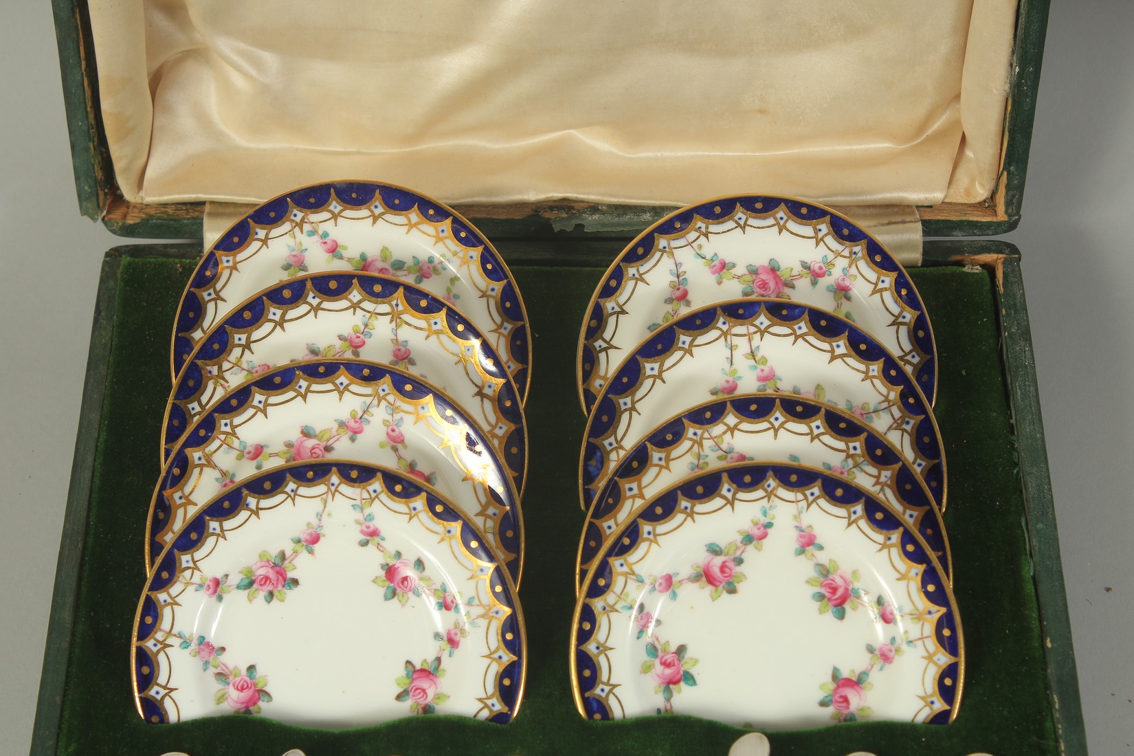 A GOOD SET OF SIX CAKE PLATES AND SIX KNIVES with blue borders, painted with roses. Related to T. - Bild 3 aus 6