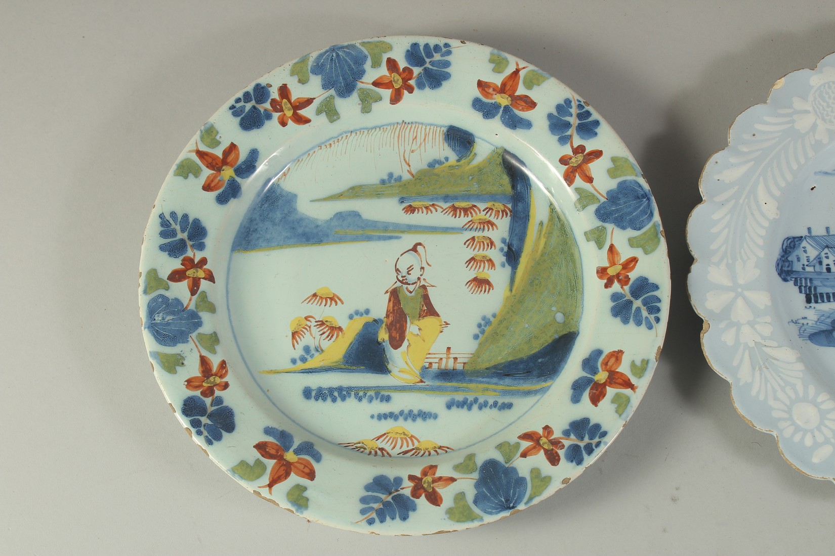 A POLYCHROME TIN GLAZE COLOURED PLATE with Chinese figures and a blue Chinese design plate, 8.5ins - Bild 2 aus 4