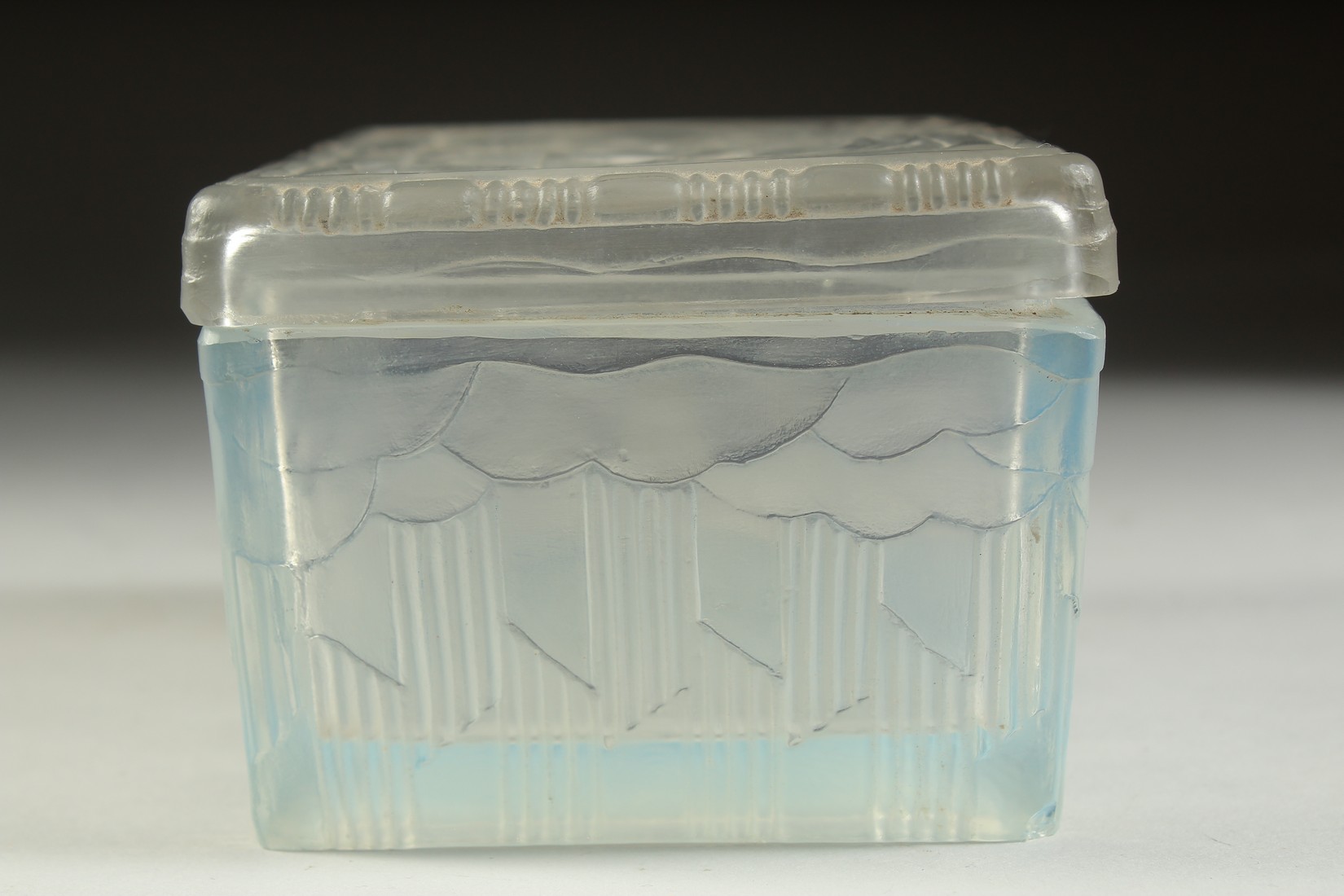 A CASTELLANI FRENCH OPALINE RECTANGULAR BOX AND COVER, the lid with two figures. 4.75ins. - Bild 3 aus 7