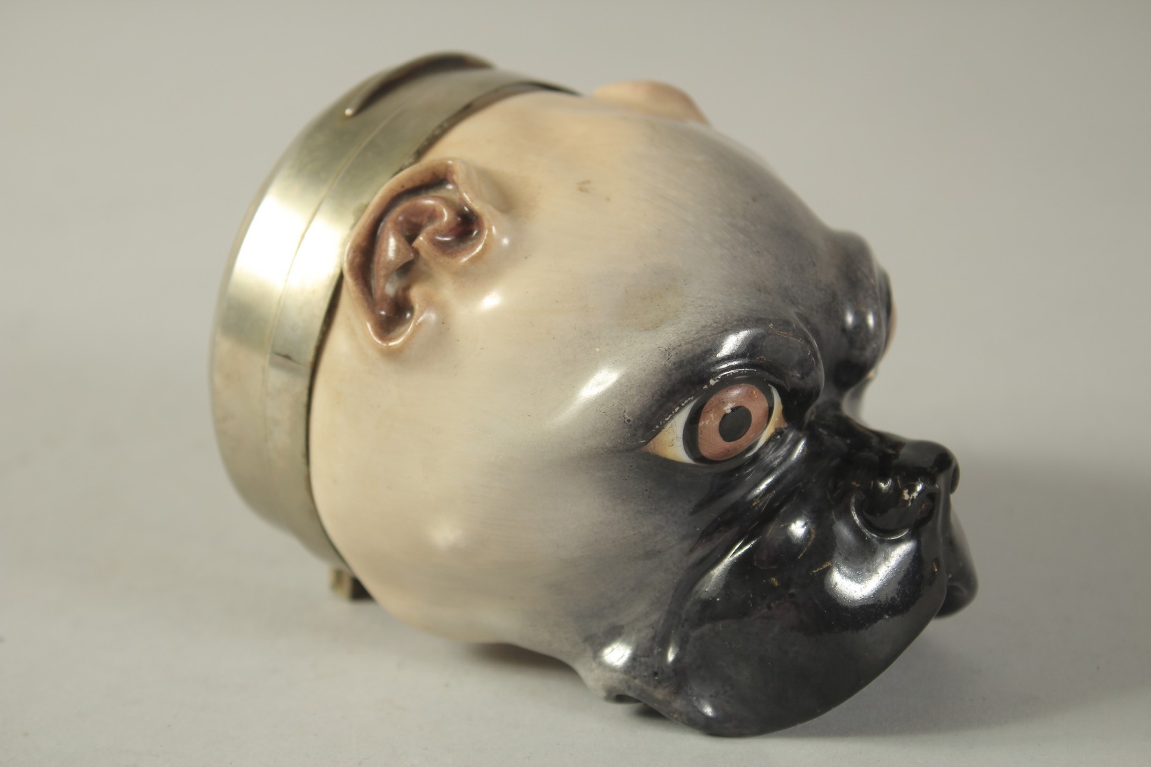 A CONTINENTAL PORCELAIN BOX AND COVER modelled as a pug dog, the lid with a scene after Murillo. - Bild 2 aus 5