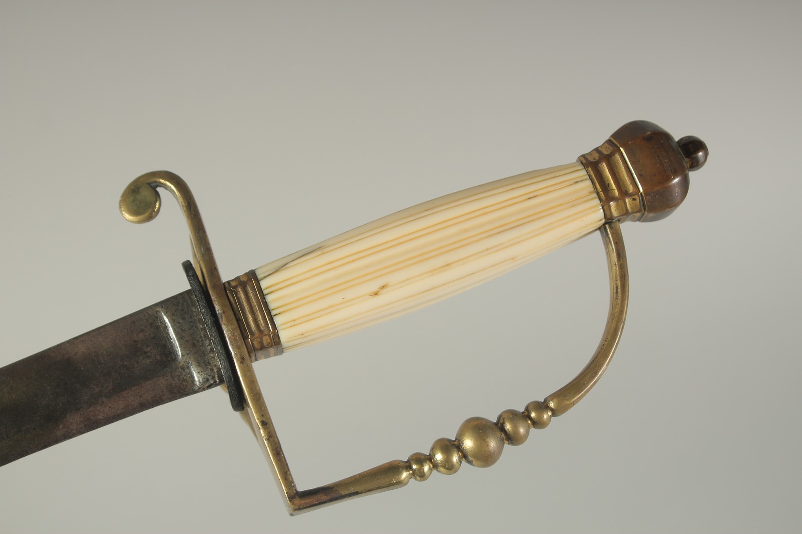 AN EARLY 19TH CENTURY SWORD, CIRCA 1810 - 1820, with engraved blade. - Bild 4 aus 7