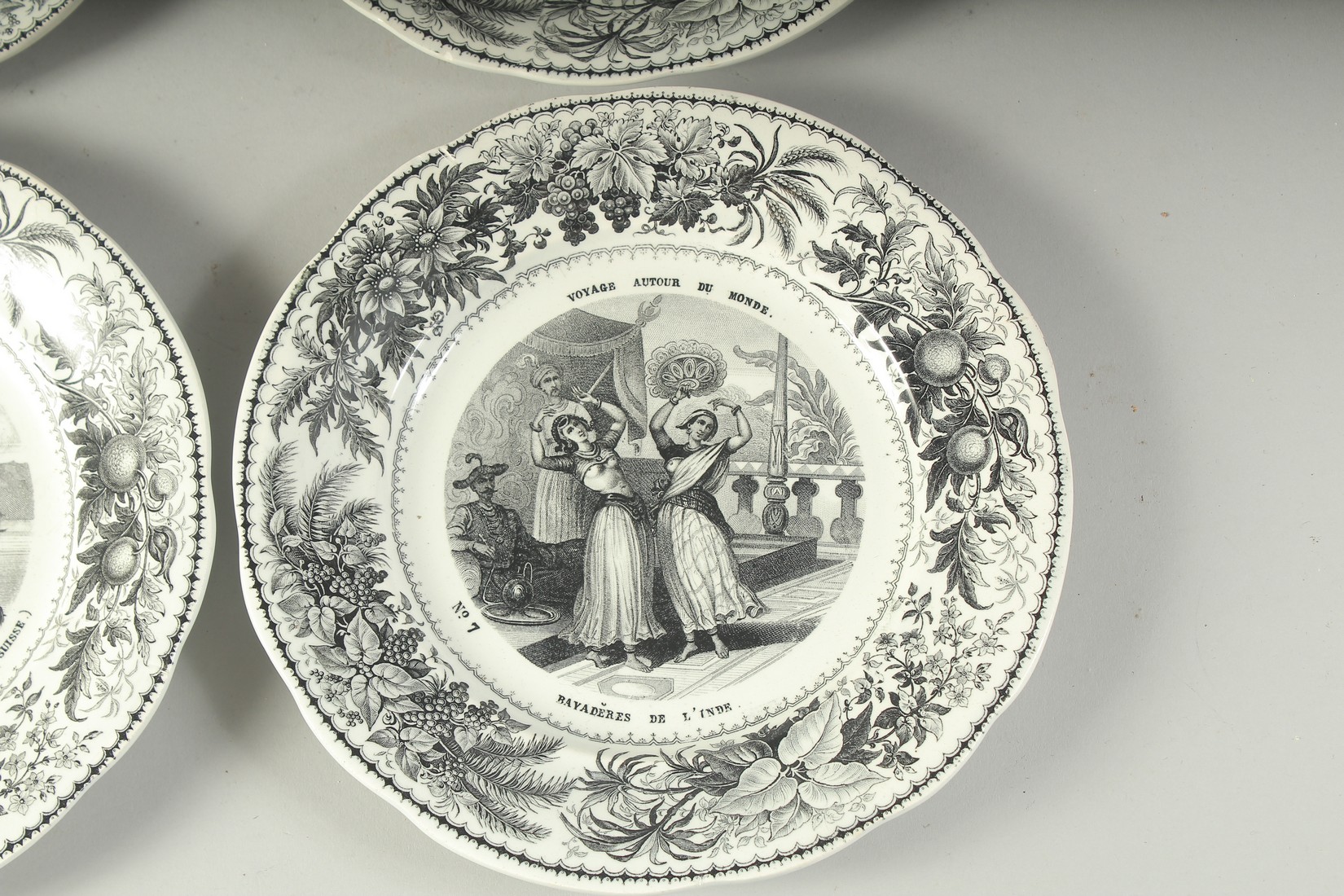 A SET OF FOUR FRENCH TRANSFER PRINTED PLATES. 7.5ins diameter. - Bild 5 aus 7