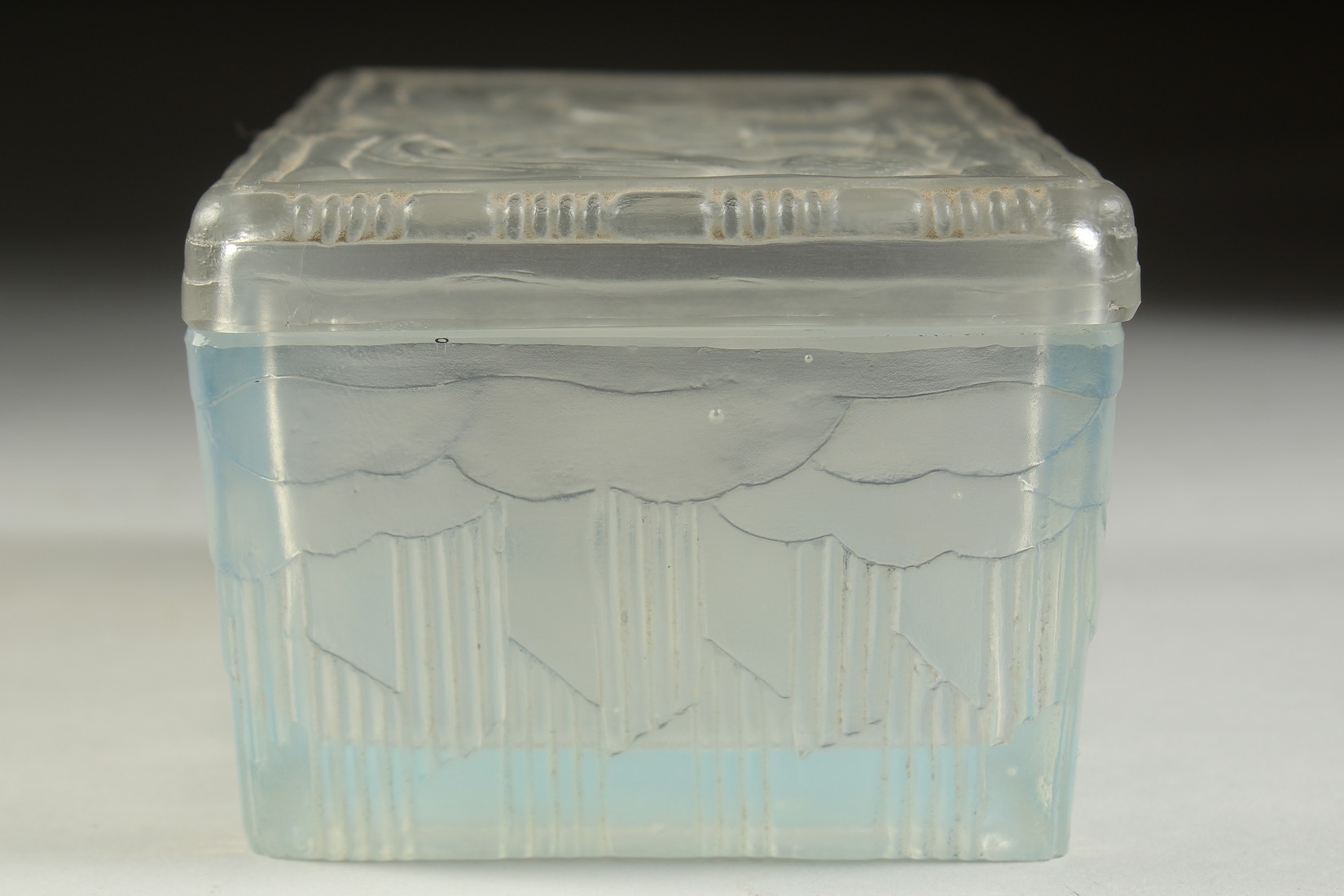 A CASTELLANI FRENCH OPALINE RECTANGULAR BOX AND COVER, the lid with two figures. 4.75ins. - Bild 5 aus 7