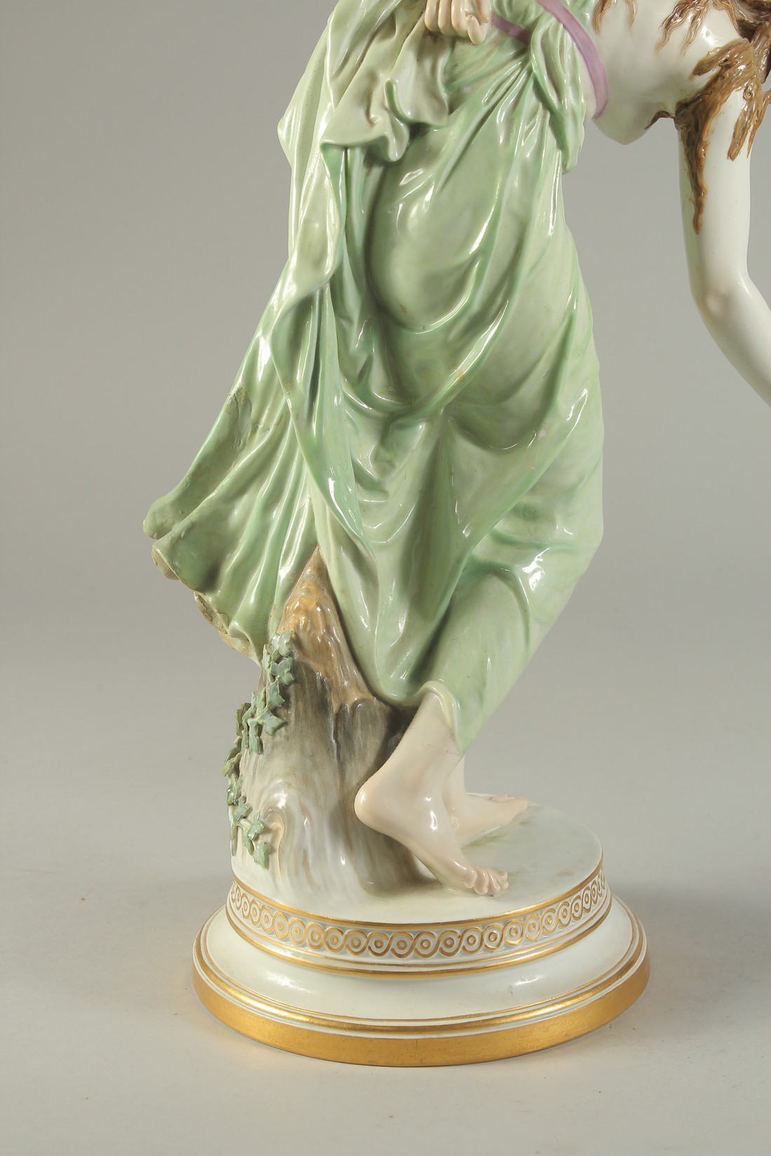 A MEISSEN PORCELAIN GIRL PLAYING BOWLS, modelled by W. SCHOTT, on a circular base. Cross swords mark - Bild 6 aus 8