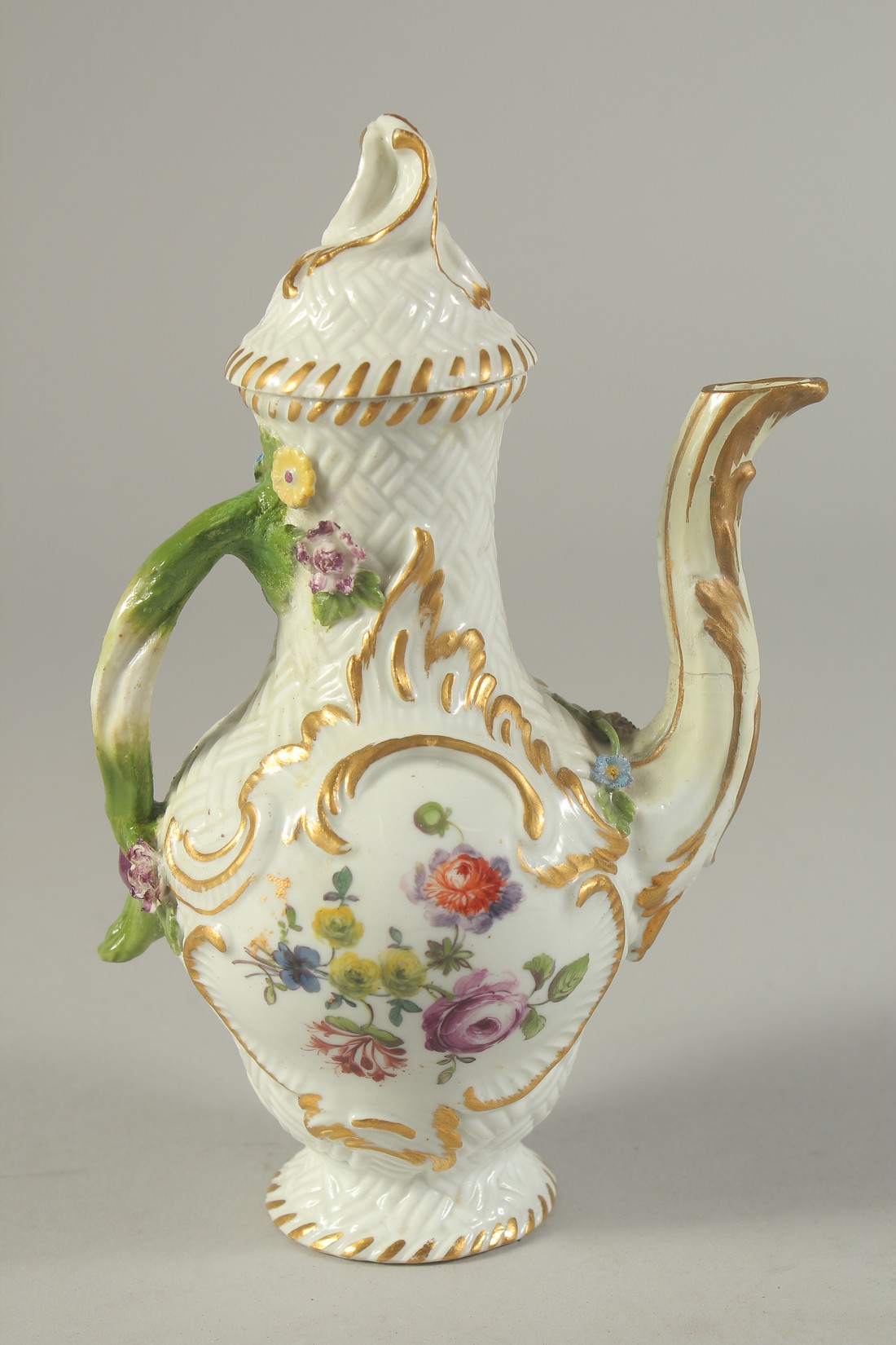 A SMALL MEISSEN PORCELAIN JUG AND COVER painted with flowers. Cross swords mark in blue. 6.5ins high - Bild 3 aus 6