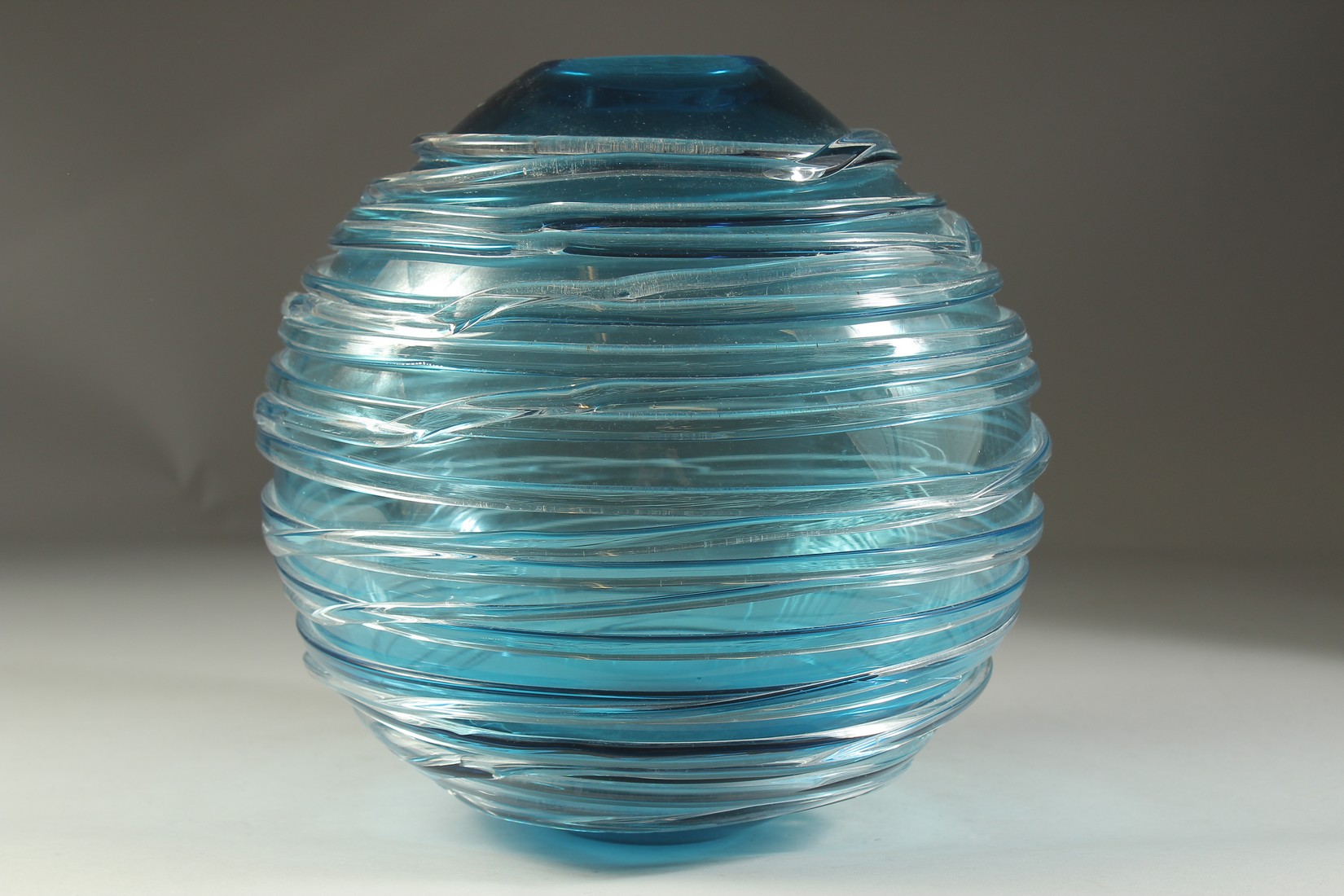 A GOOD WILLIAM YEOWARD BLUE TINTED BULBOUS GLASS VASE. 10.5ins high. - Bild 3 aus 6