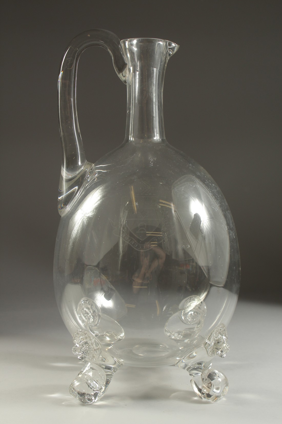 A GOOD VERY LARGE GLASS JUG engraved with a coat of arms and supported on four lion feet. 16ins - Bild 6 aus 7