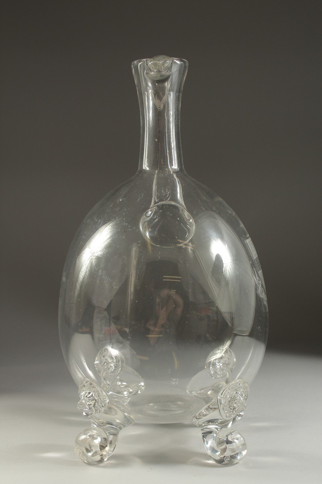 A GOOD VERY LARGE GLASS JUG engraved with a coat of arms and supported on four lion feet. 16ins - Bild 5 aus 7