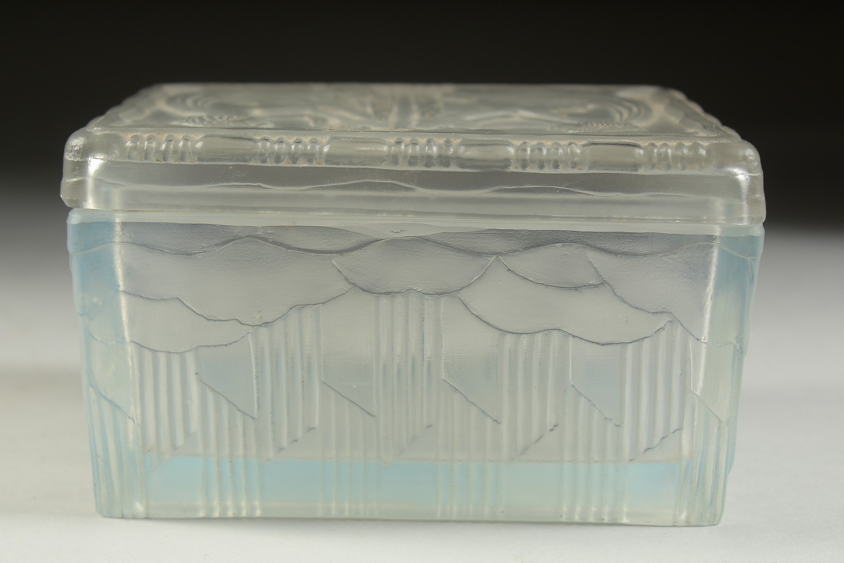 A CASTELLANI FRENCH OPALINE RECTANGULAR BOX AND COVER, the lid with two figures. 4.75ins. - Bild 4 aus 7